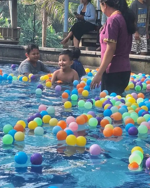 Kegiatan renang bersama anak anak tk tunjung tutur di gumuh sari